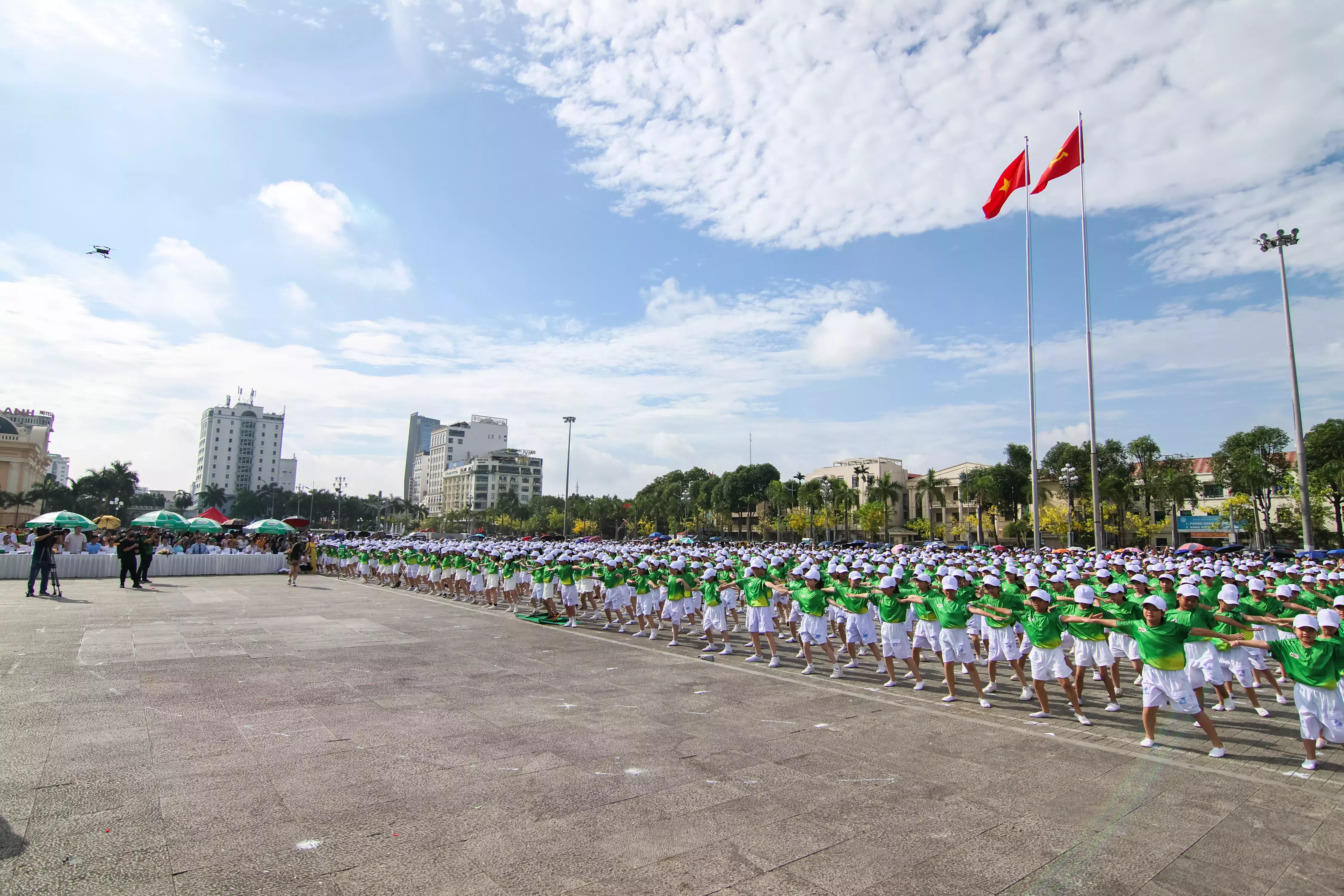 Các em được nâng cao thể chất và rèn luyện sự bền bỉ thông qua dinh dưỡng hợp lý kết hợp vận động thể chất